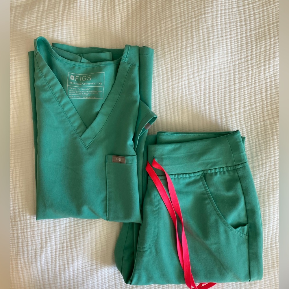 FIGS Surgical Green Catarina // HW Zamora XS Set